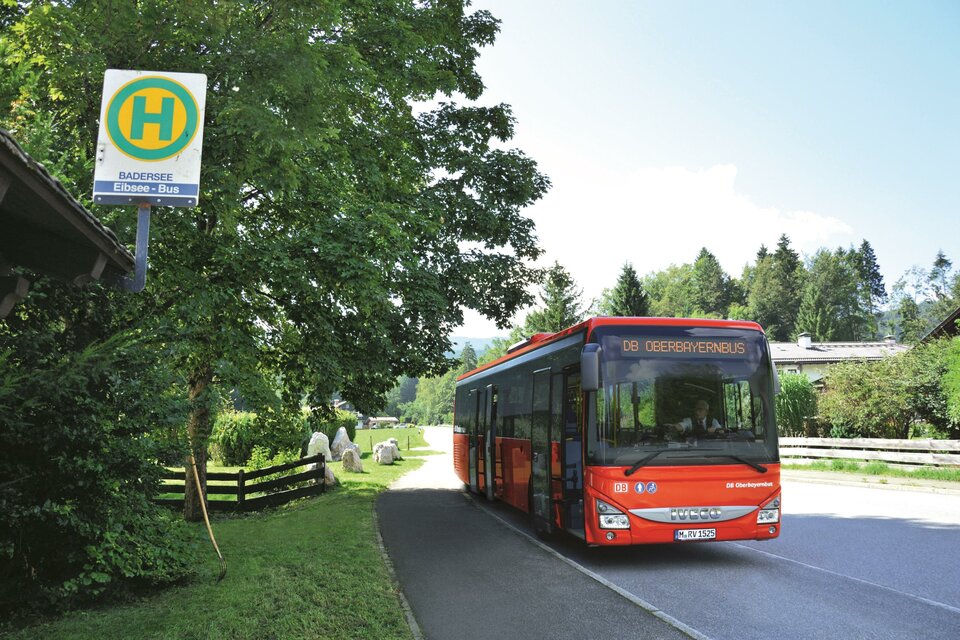 Bus an Haltestelle | © © Regionalverkehr Oberbayern GmbH