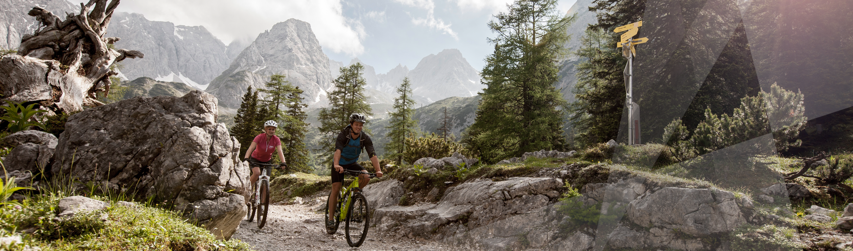 Paar fährt Mountainbike an der Ehrwalder Alm | © Zugspitz Arena Bayern-Tirol | Joe Hoelzl