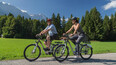 Grainau paar fährt auf dem E-Bike  | © Tourist Information Grainau | Baeck