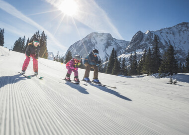 Skifahren Familie | Tiroler Zugspitz Arena | © Tiroler Zugspitz Arena | C. Jorda