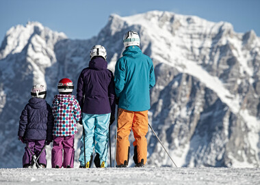 Familie beim Skifahren am Grubigstein | © Tiroler Zugspitz Arena | U. Wiesmeier