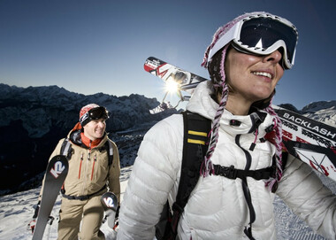 Paar mit Skiausrüstung | © GaPa Tourismus | U. Wiesmeier